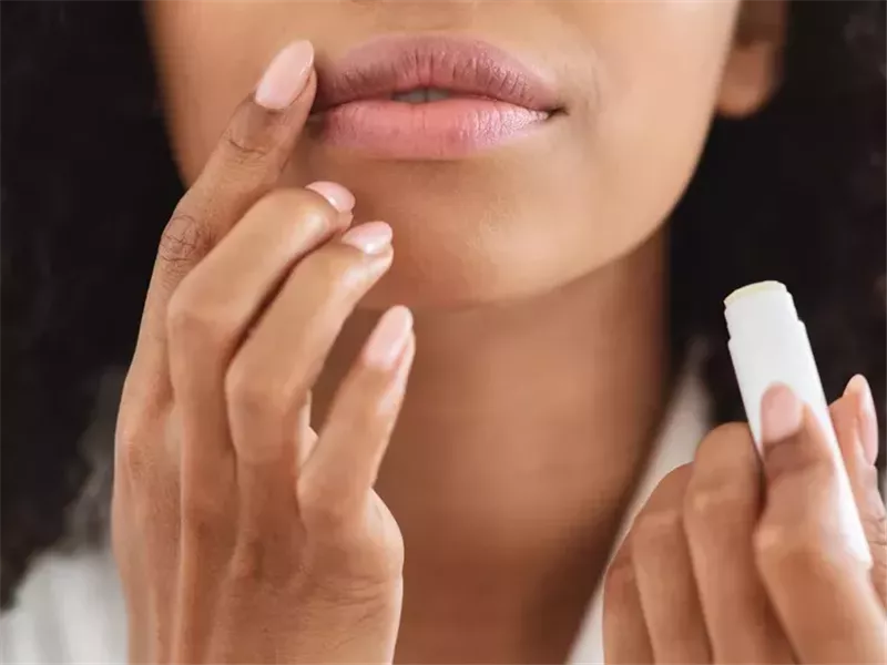 لعروس العيد.. كيفية علاج تشقق الشفاه وتجنبه في يوم زفافك 