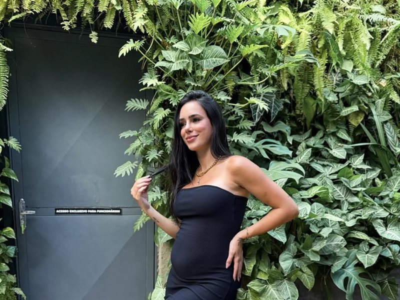 برونا بيانكاردي تتألق بإطلالة فاخرة من Fendi أثناء حملها الثاني 