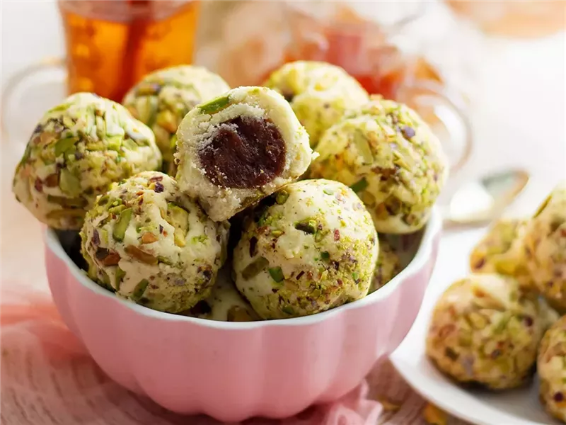 قبل العيد.. حضري الغريبة بالعجوة والفستق على الطريقة العربية