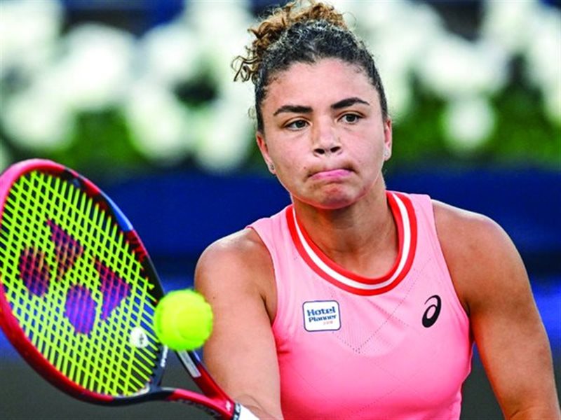 زفيريف يتأهل بصعوبة وباوليني تواصل التألق في بطولة ميامي