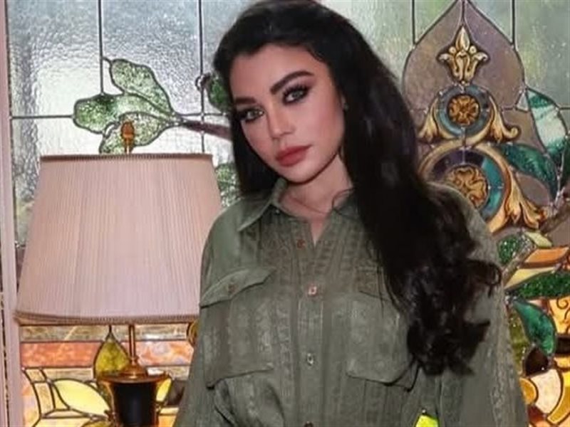 هيفاء وهبي تخطف الأنظار بفستان أخضر من تصميم إيلي صعب 