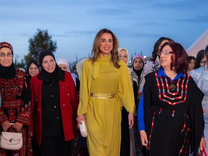 الملكة رانيا تتألق بإطلالة ساحرة تجمع بين فخامة Dior وأناقة Bottega Veneta