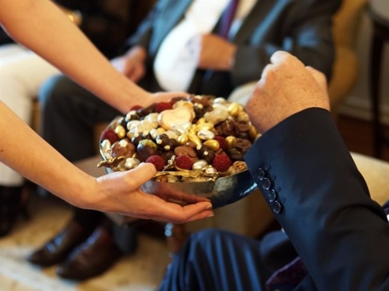 أبرزها عدم إطالة الزيارة وتحديد موعدًا.. تعرف على إتيكيت الزيارات في العيد 