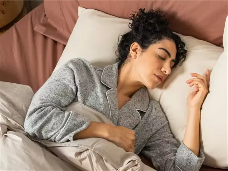 احذري.. النوم بهذه الطريقة يهدد بالتجاعيد