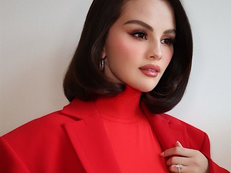 سيلينا غوميز تثبت أن اللون الأحمر هو لون قوتها مع Rare Beauty في نيويورك 