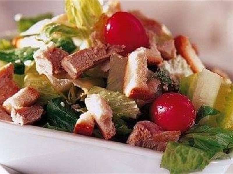 لهذه الأسباب يجب تناول الخس والبصل الأخضر مع الرنجة 