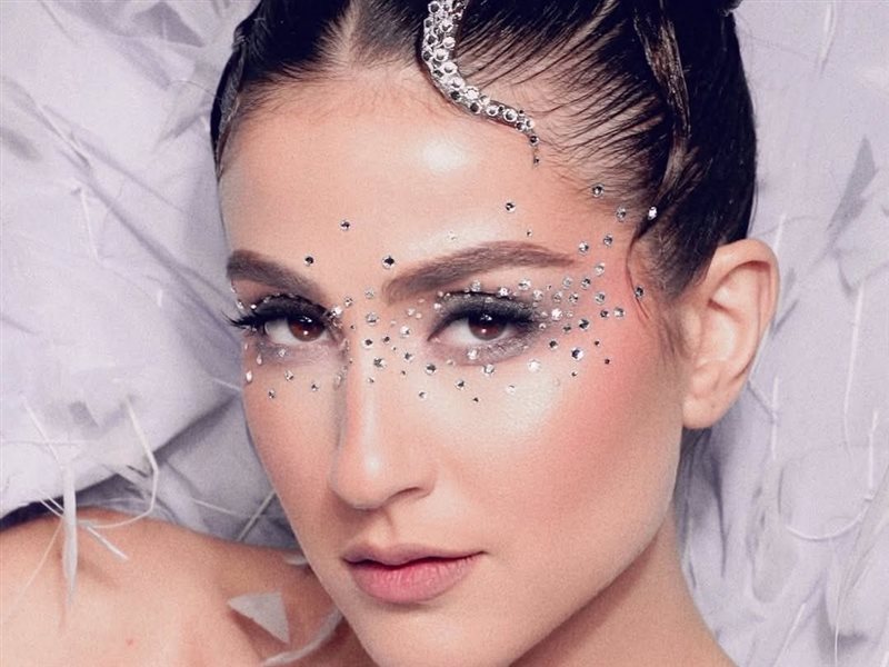 ماريلين نعمان تتألق بإطلالات ساحرة بالتعاون مع رامي قاضي وسامر خزامي 