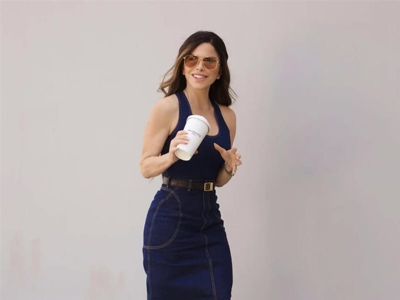 حقيبة كلاتش بتصميم كوب قهوة تسرق الأضواء في أحدث إطلالات لورين سانشيز