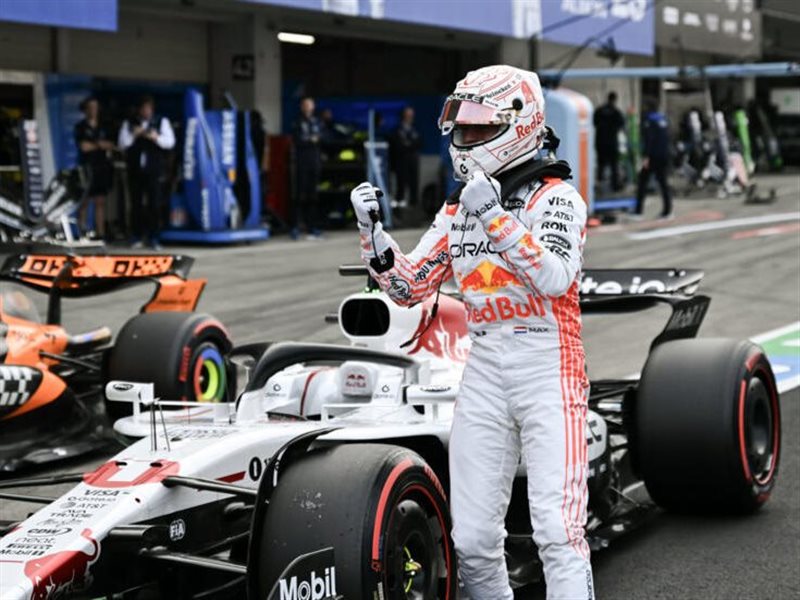 ريمونتادا فيرستابن تذهل سوزوكا الصدارة من نصيب ريد بُل رغم هيمنة مكلارين