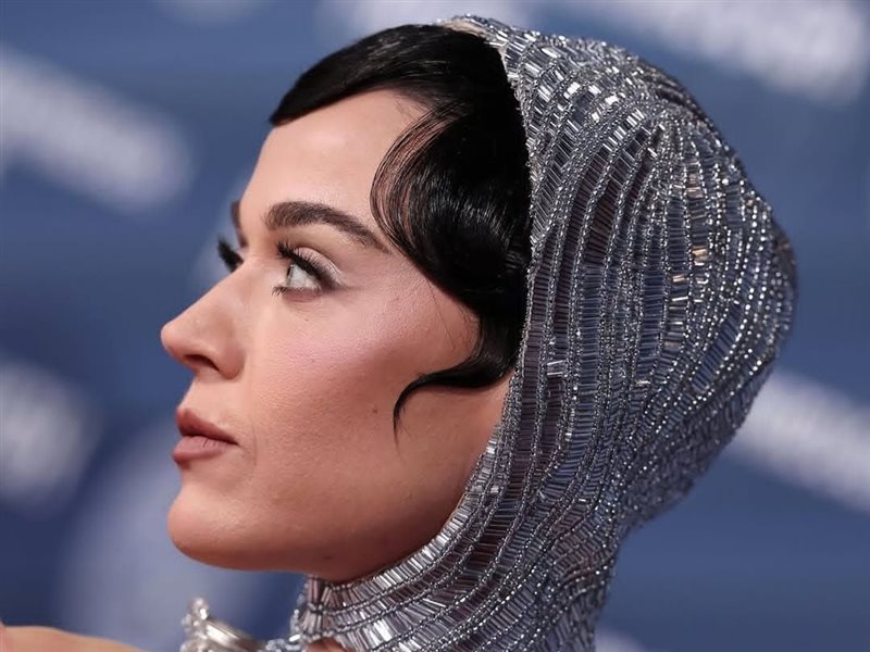 كايتي بيري تتألق بفستان فضي لامع وتخطف الأنظار في حفل جوائز 