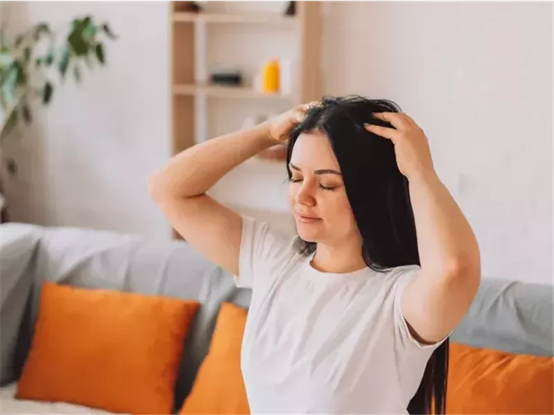 هل تدليك فروة الرأس يحسن نمو الشعر؟
