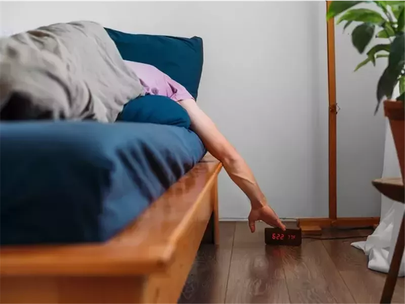 هل تؤجل المنبه؟.. إليك ما يحدث في جسمك عند الضغط على زر الغفوة 