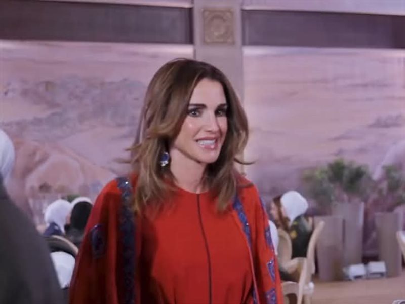 الملكة رانيا تتألق بعباءة رمضانية في حفل إفطار مع نشميات القوات المسلحة 