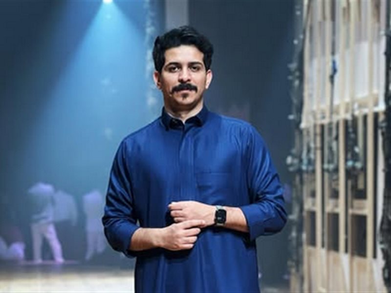 أيمن مطهر يشيد بمسرحية 