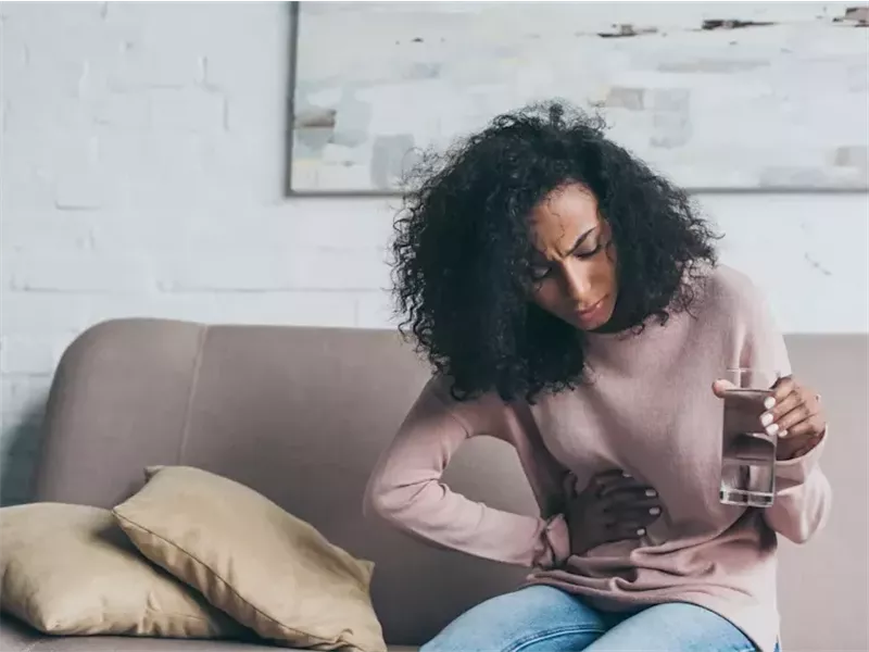 هل تشعر بألم في المعدة عند شرب الماء؟.. إليك الأسباب