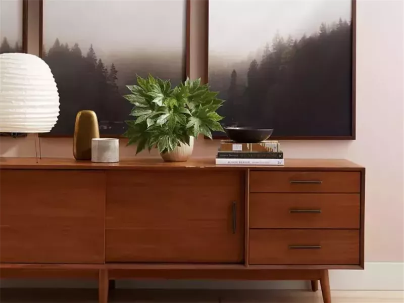 متوفرة في مطبخك.. طرق طبيعية لتنظيف وتلميع الأثاث الخشبي 