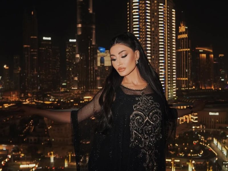 هبة نور تتألق بإطلالة ساحرة أمام برج خليفة 