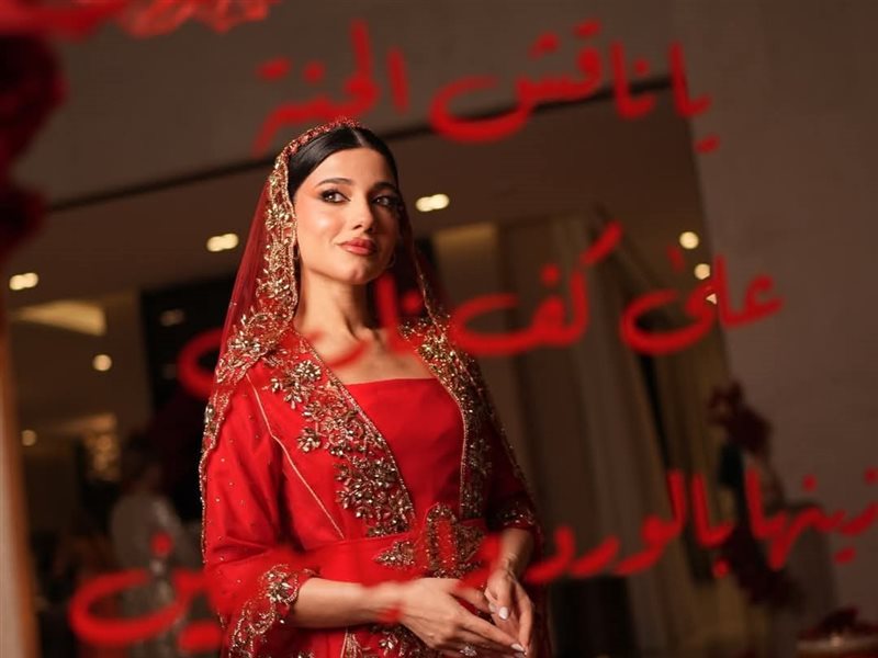 نارين بيوتي تخطف الأنظار بإطلالة تراثية ساحرة في حفل حنّتها وتكشف عن لقطات حصرية