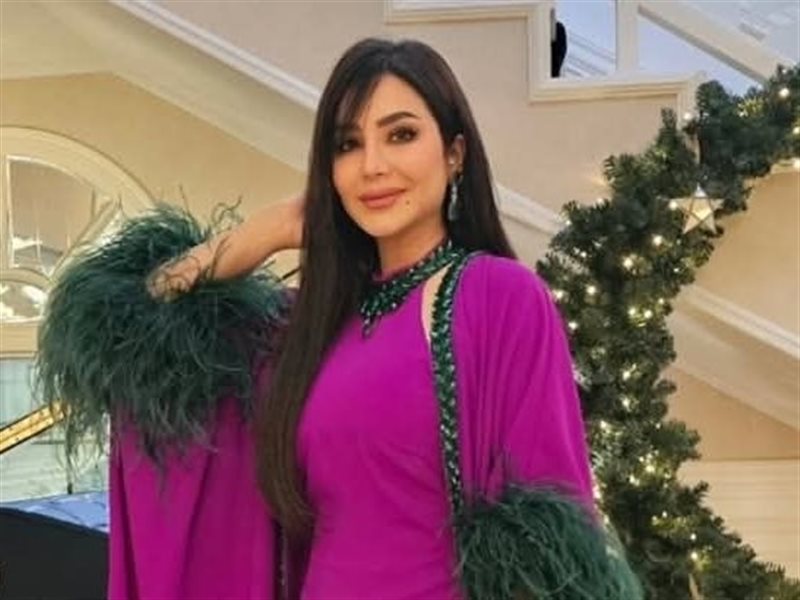 لجين عمران تتألق بإطلالة رمضانية أنيقة باللون البنفسجي من تصميم شهد الشارود 