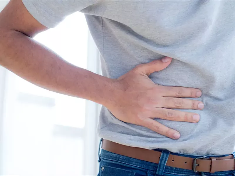 هل تشعر بألم في جانبك عند السعال؟.. إليك الأسباب