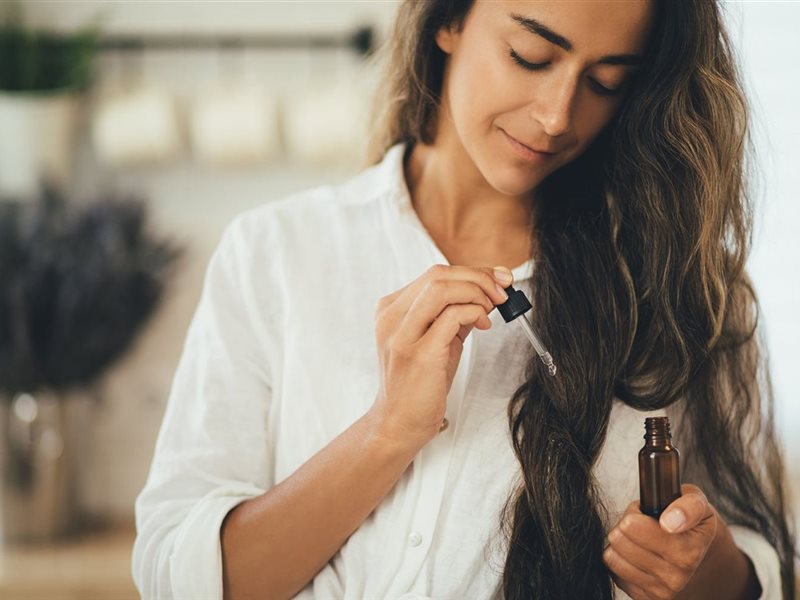 أفضل 8  زيوت للشعر لعلاج القشرة والتحكم في الحكة والتقشر