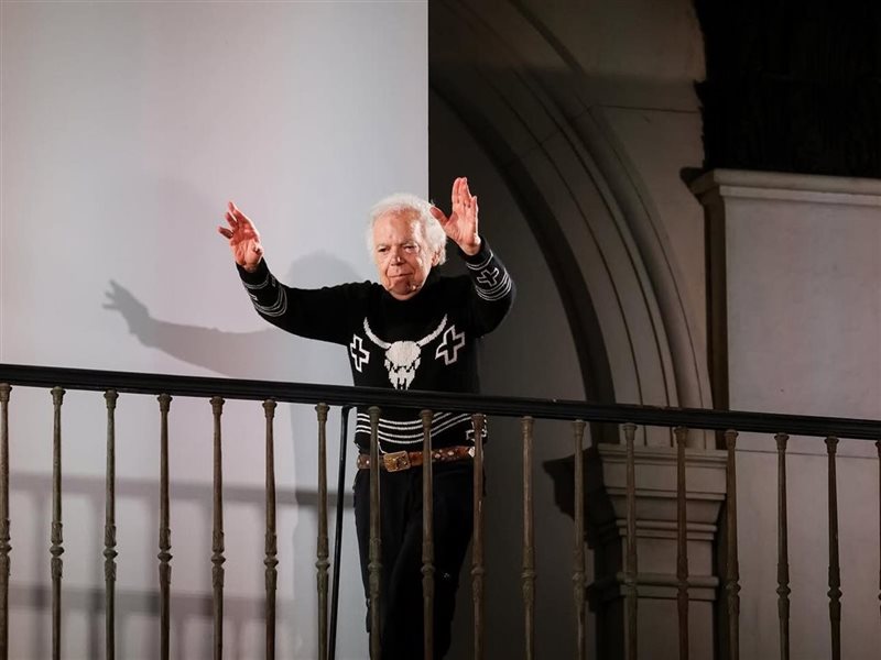 عودة قوية لرالف رولين: يكشف عن مجموعته “الرومانسيين المعاصرون” في نيويورك بعد غياب عن أسبوع الموضة