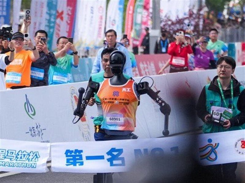 بكين تشهد أول سباق نصف ماراثون للروبوتات في خطوة نحو المستقبل