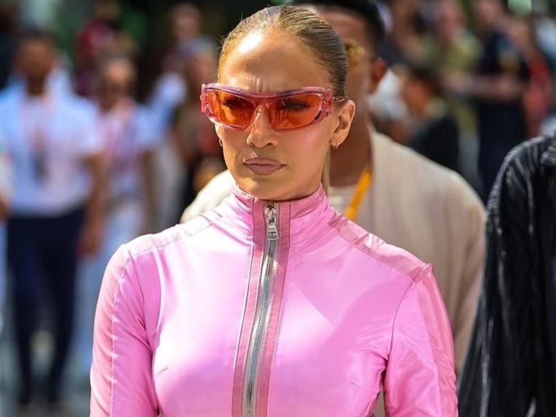 جنيفير لوبيز تخطف الأنظار بإطلالة رياضية أنيقة أثناء زيارتها لفريق فيراري