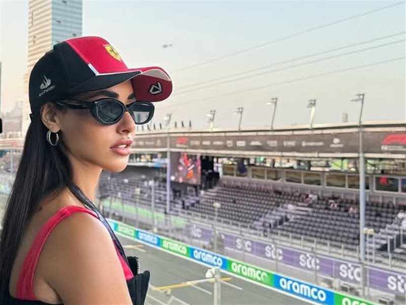 آية سماحة تتألق بإطلالة رياضية أنيقة في مدرجات 