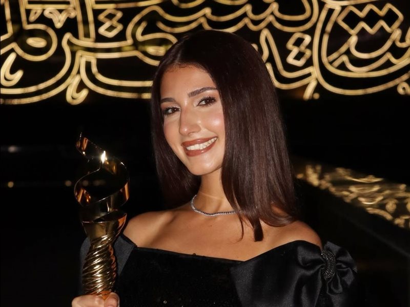 نارين بيوتي تحتفي بفوزها بجائزة إيمي غالا كأفضل مؤثرة للجمال العربي لعام 2025