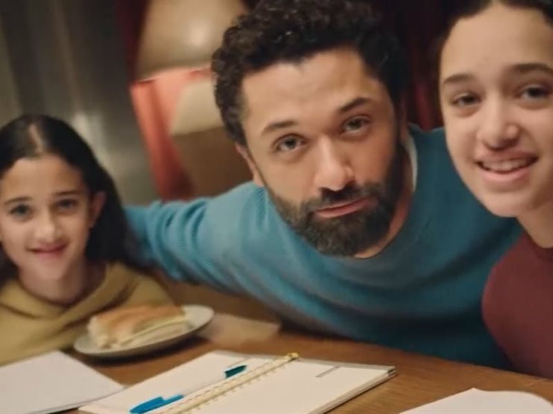كريم محمود عبدالعزيز يظهر مع بناته في إعلان جديد لصالح أحد البنوك 