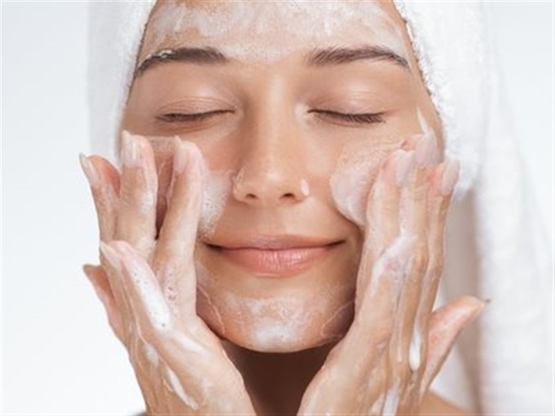 واقي الشمس وحده لا يكفي؟.. احمي بشرتكِ بهذه النصائح