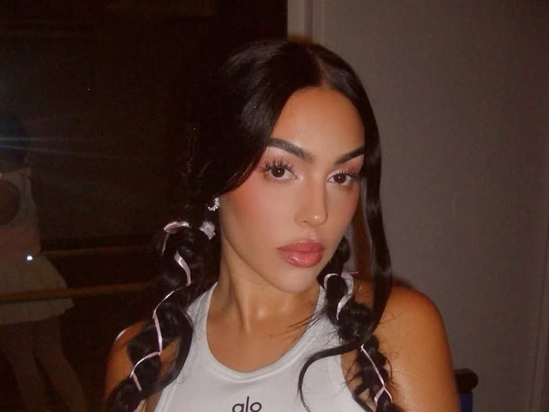 جورجينا رودريغز تتألق في إطلالة رياضية مستوحاة من البالية