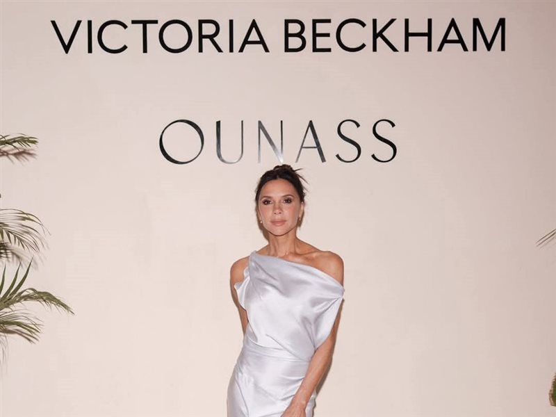 فيكتوريا بيكهام تتألق مع نجمات الموضة العربيات في دبي