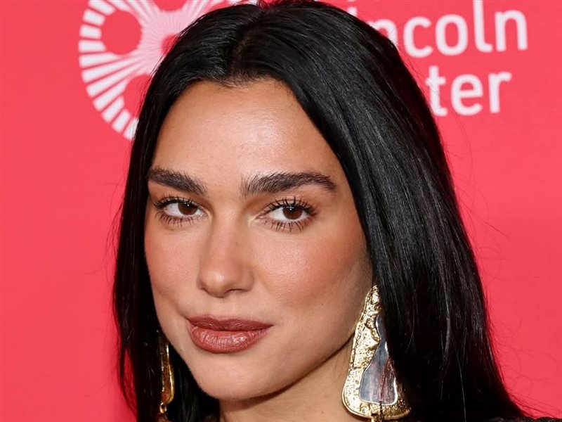 دوا ليبا تخطف الأنظار بمجوهرات سكيابارلي في أحدث ظهور لها