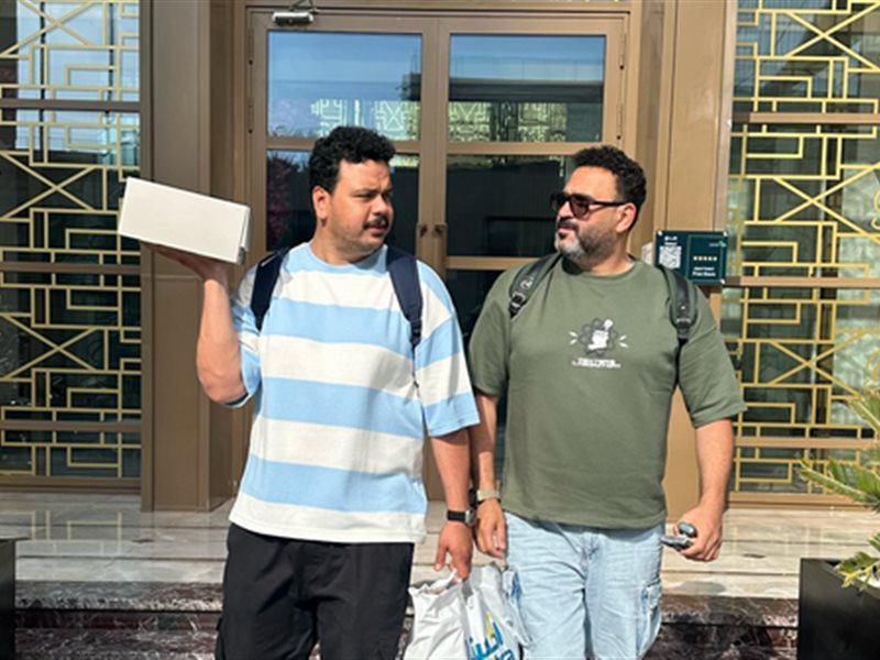 أكرم حسني يشارك مصطفى غريب اللحظات الأخيرة قبل عرض مسرحية 