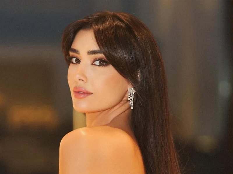 جيسيكا عزار تتألق بإطلالة ناعمة بالأسود في أحدث ظهور لها