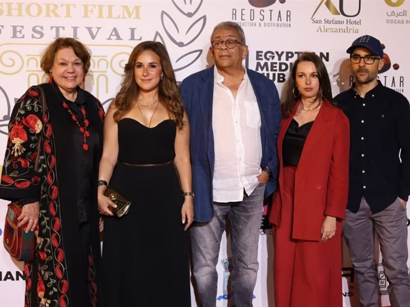يسري نصر الله وشيري عادل يتألقان على الريد كاربت في ختام مهرجان الإسكندرية للفيلم القصير