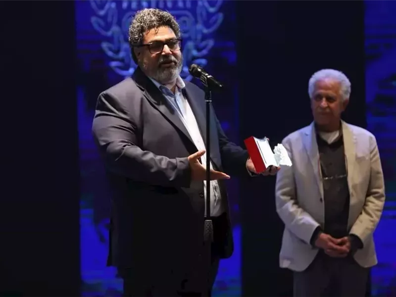 منح مهندس الصوت مصطفى شعبان والمخرج عماد ماهر درع هيباتيا الذهبية بمهرجان الإسكندرية