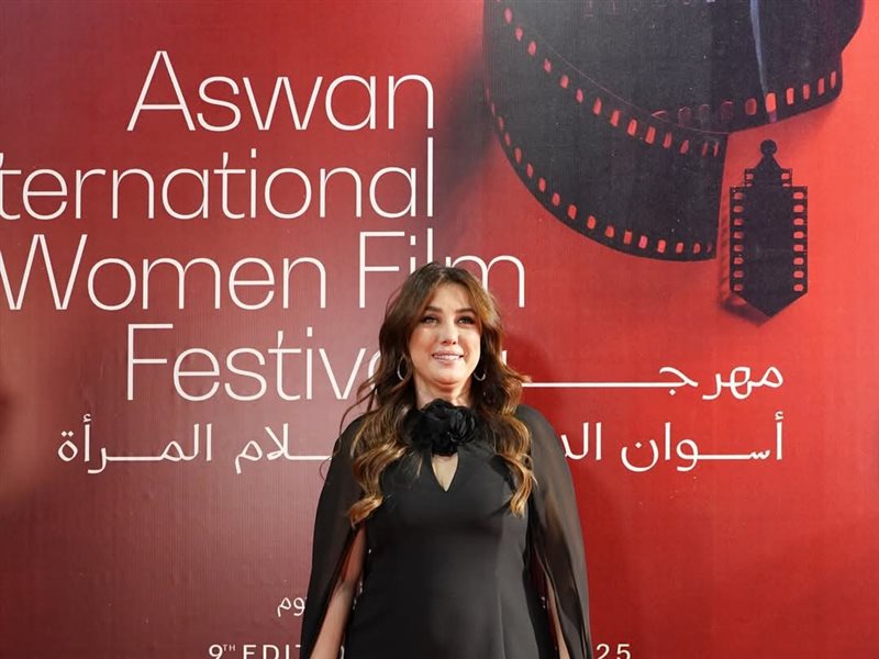 كندة علوش تتألق بفستان أسود أنيق وتُكرم في افتتاح مهرجان أسوان الدولي لأفلام المرأة