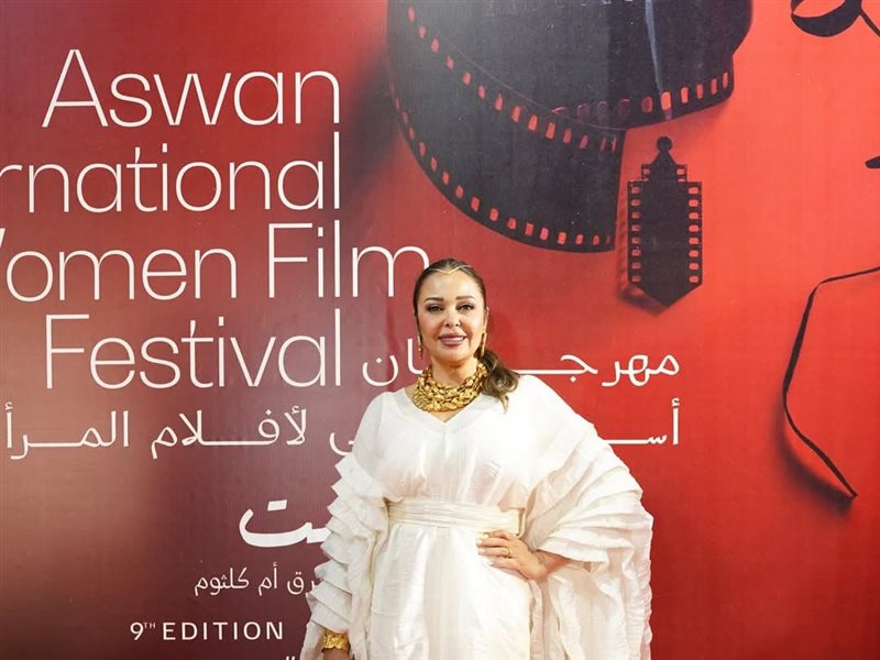 داليا البحيري تخطف الأنظار بإطلالة بيضاء أنيقة من توقيع Maison Samy في أسوان 