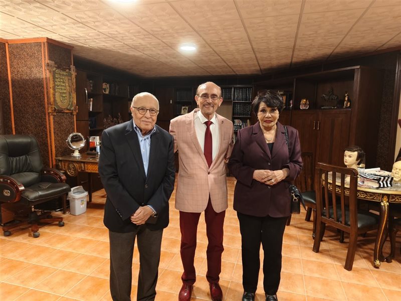 المخرج محمد فاضل والنجمة فردوس عبد الحميد يشاهدان 