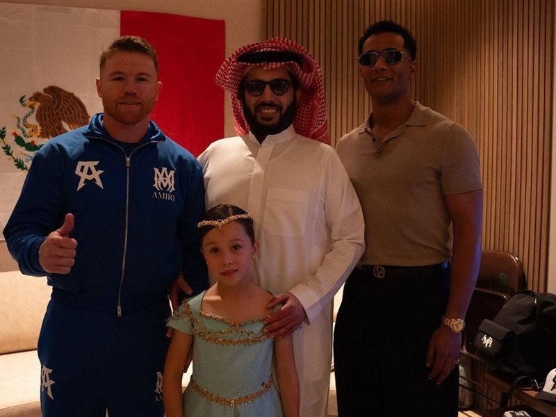 تركي آل الشيخ يشوق الجمهور لمشروع يجمع محمد رمضان وبطل الملاكمة كانيلو 