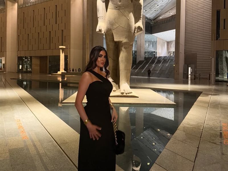 ميرنا نور الدين تتألق في زيارة للمتحف المصري الكبير بفستان أسود أنيق 