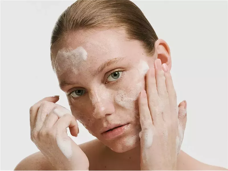 هل تغسلين وجهك بطريقة خاطئة؟.. إليك الطريقة الصحيحة