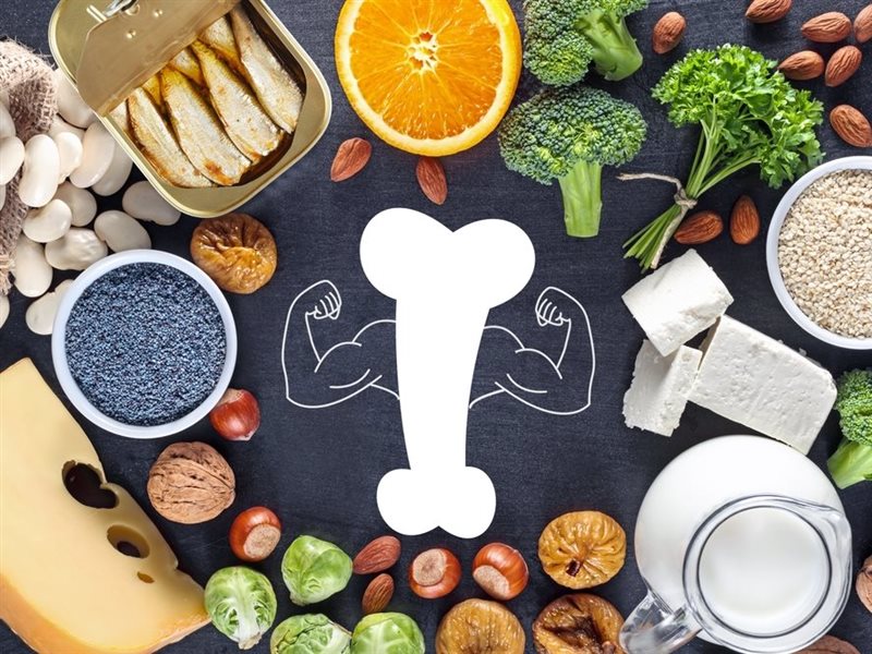 تناول هذه الأطعمة الأربعة وتجنب هذه الأربعة للحصول على عظام أكثر قوة