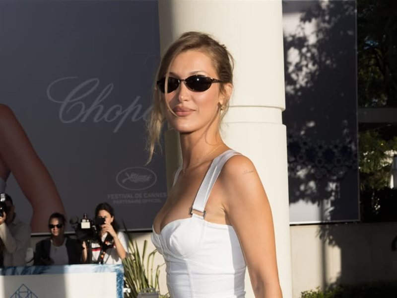 ببصمة سان لوران.. بيلا حديد تخطف الأنظار بإطلالة ساحرة قبل انطلاق مهرجان كان السينمائي 