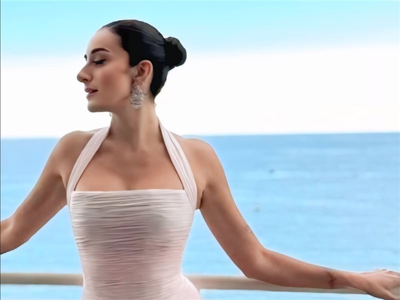 أمينة خليل تتألق على السجادة الحمراء بمهرجان كان بفستان وردي من توقيع رامي قاضي 