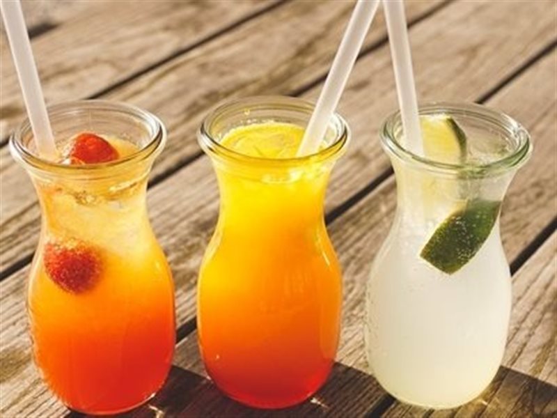 من الصودا إلى مشروبات الطاقة.. إليك مخاطر شرب هذه المشروبات الصيفية الشائعة 