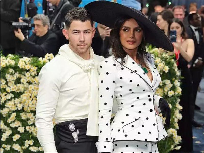 كيارا أدفاني وبريانكا شوبرا.. نجمات بوليوود يخطفن الأنظار في حفل ميت غالا 2025